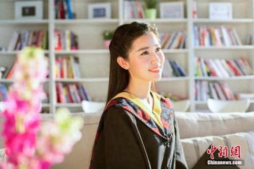 新“度娘”拍攝學(xué)士服照片 新“度娘”拍攝學(xué)士服照片