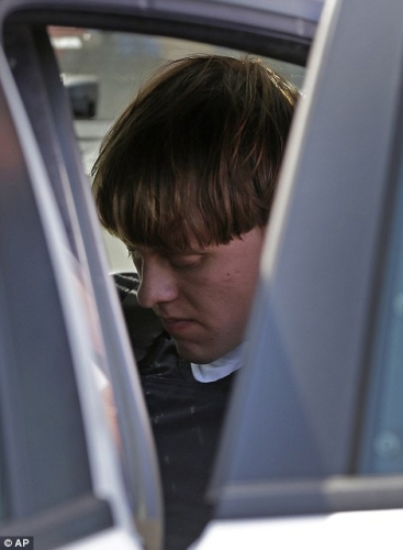 這個(gè)白人男子沖進(jìn)教堂殺死9名黑人 這個(gè)白人男子沖進(jìn)教堂殺死9名黑人