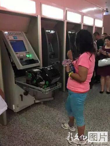 女子徒手拆提款機(jī) 女子徒手拆提款機(jī)
