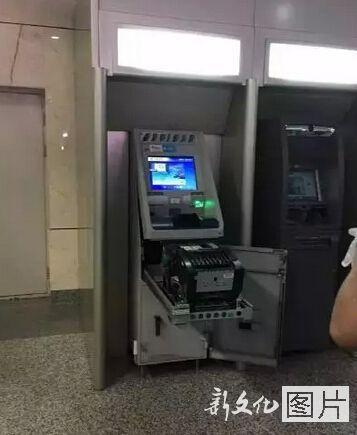 女子徒手拆提款機(jī) 女子徒手拆提款機(jī)