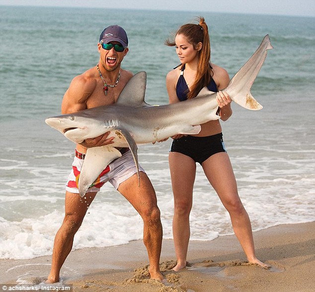 男子徒手抓鯊魚(yú)走紅網(wǎng)絡(luò) 男子徒手抓鯊魚(yú)走紅網(wǎng)絡(luò)