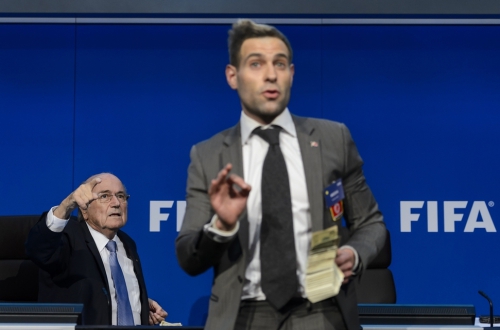 布拉特發(fā)布會(huì)遭美元砸臉 布拉特發(fā)布會(huì)遭美元砸臉