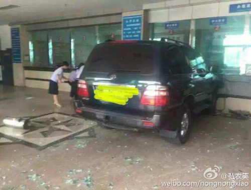 河南一越野車開進(jìn)國稅局大廳