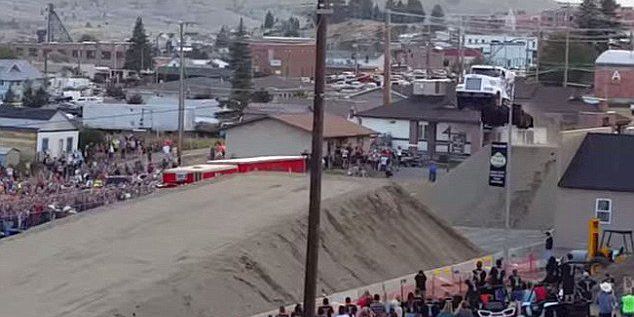 男子駕卡車飛越51米鴻溝刷新世界紀(jì)錄 男子駕卡車飛越51米鴻溝刷新世界紀(jì)錄