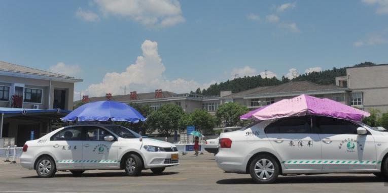 杭州一駕?，F(xiàn)遮陽新招 教練車車頂撐傘