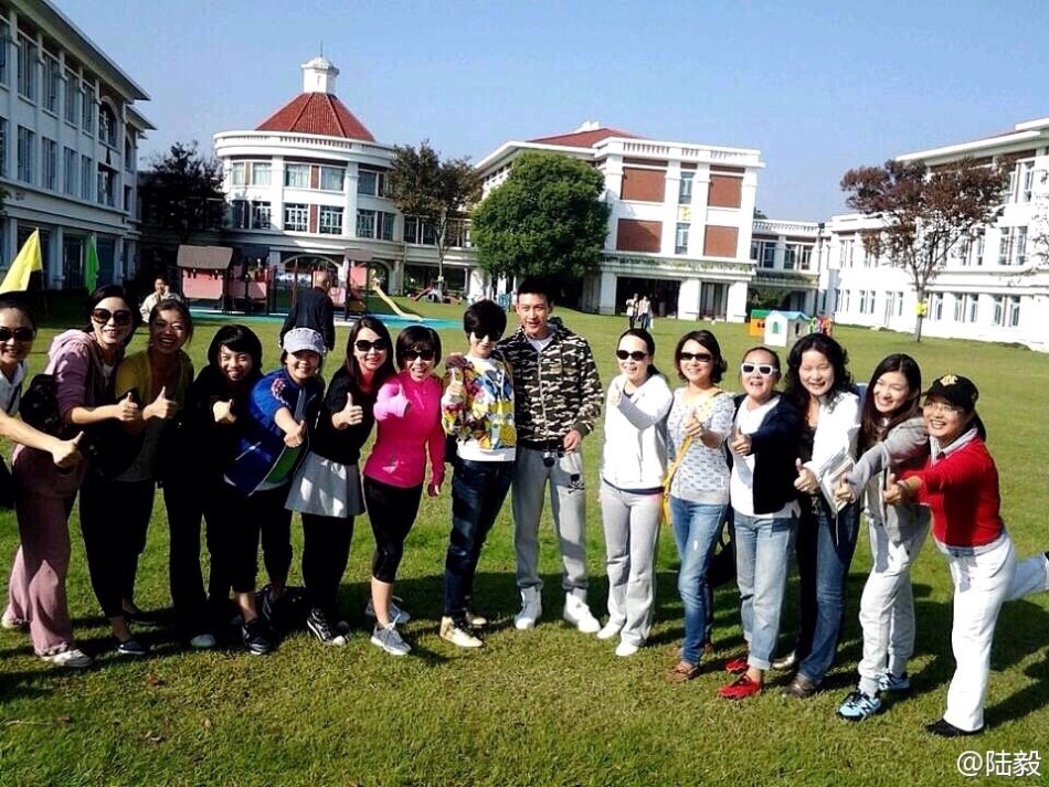 陸毅攜女參加親子運(yùn)動會同做游戲