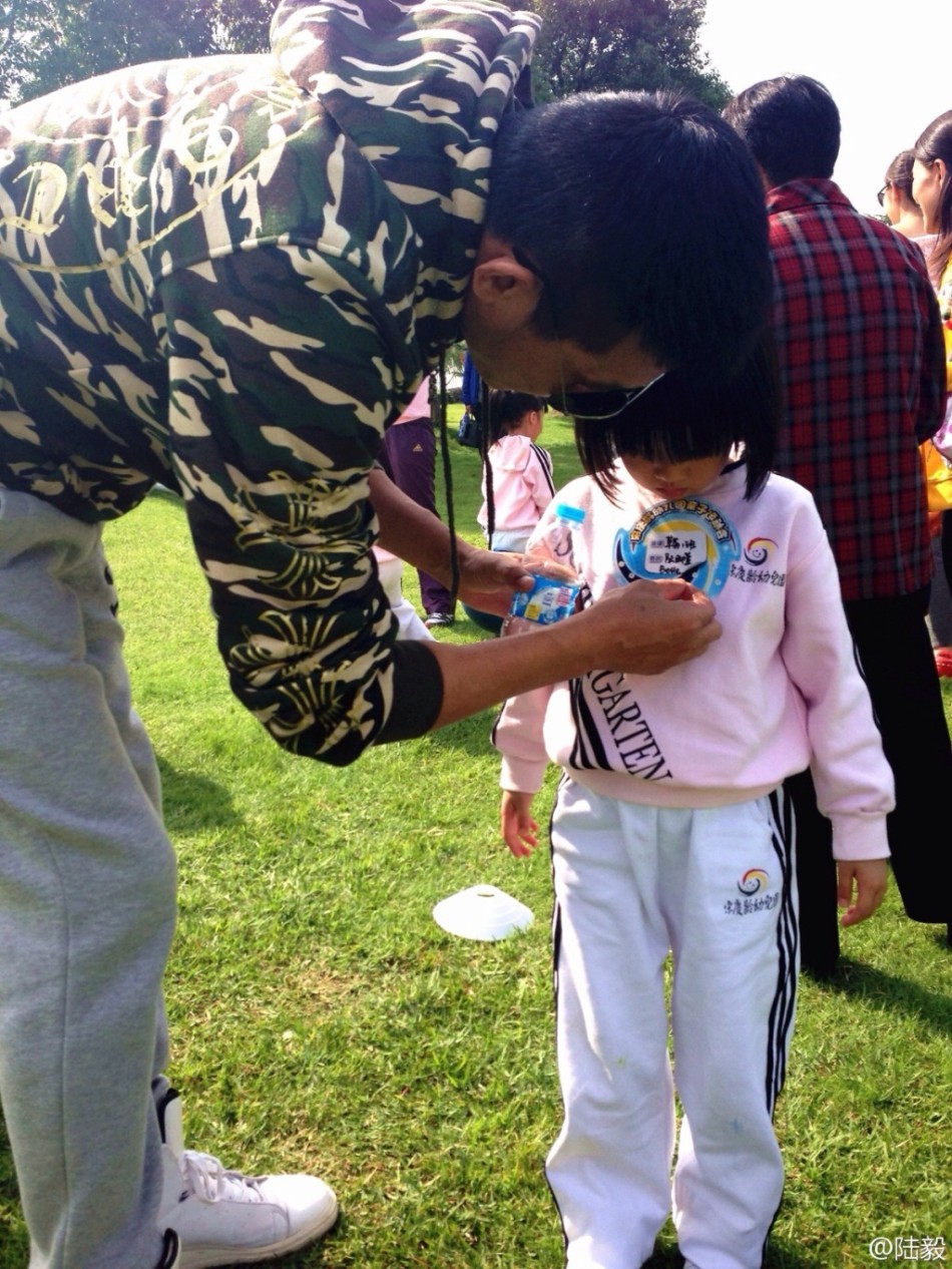 陸毅攜女參加親子運(yùn)動會同做游戲