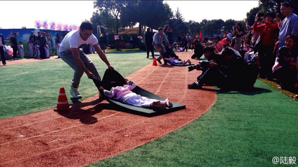 陸毅攜女參加親子運(yùn)動會同做游戲