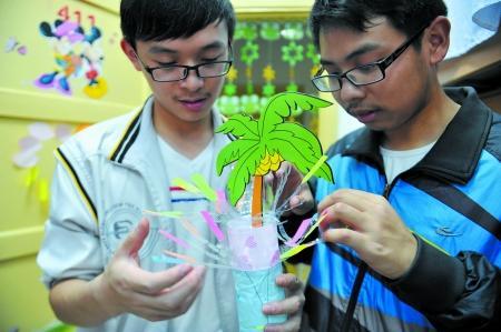 男生正把廢舊物做成裝飾品，裝扮女生寢室