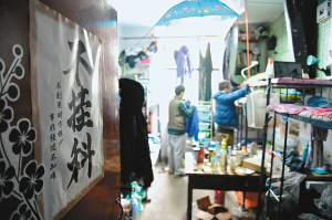 寢室門上的招貼表達(dá)了學(xué)生們的愿望，其實(shí)不逃課、少逃課才是不掛科的保證