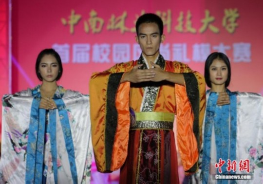 ?；ㄐ２萃_示范中華禮儀 展現(xiàn)漢服風(fēng)采