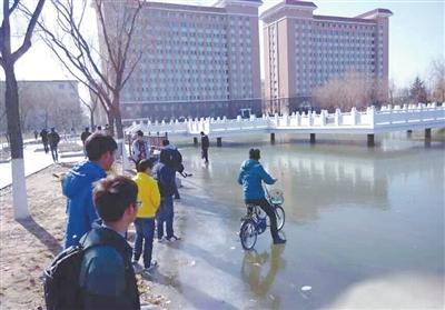 南方的孩子不理解北方的寒冷，這冰厚得，嚇尿了！ @顏遠(yuǎn)鋒