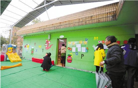 因?yàn)榕卵b修后的氣味影響孩子的健康，包括小葉在內(nèi)，很多家長找到園方，要求換教室.
