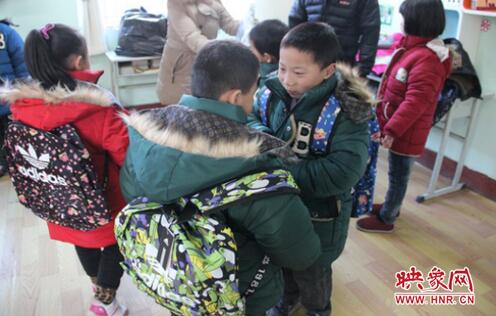 看，咱們的衣服一樣