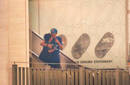 林憶蓮與小男友逛街吃飯，當(dāng)街摟抱親熱熱情如火。