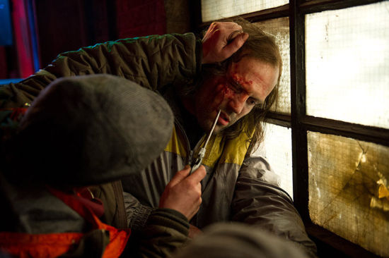 街頭圍毆，硬漢被困