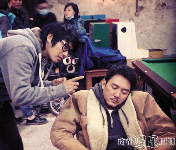 導(dǎo)演在認(rèn)真給演員說戲，演員聽得也很認(rèn)真。