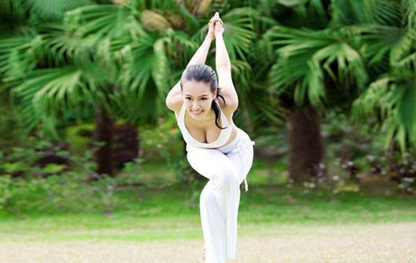 圖為瑜伽教母性感寫真。