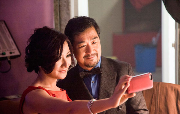 在主持晚會期間，張國立還與同場的女主持自拍合影。