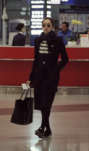 蔣夢婕獨自現(xiàn)身機(jī)場