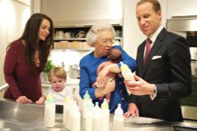 英國攝影師創(chuàng)作的山寨英國皇室一家,模仿威廉與凱特的二胎降臨后的幸福生活 英國攝影師創(chuàng)作的山寨英國皇室一家,模仿威廉與凱特的二胎降臨后的幸福生活