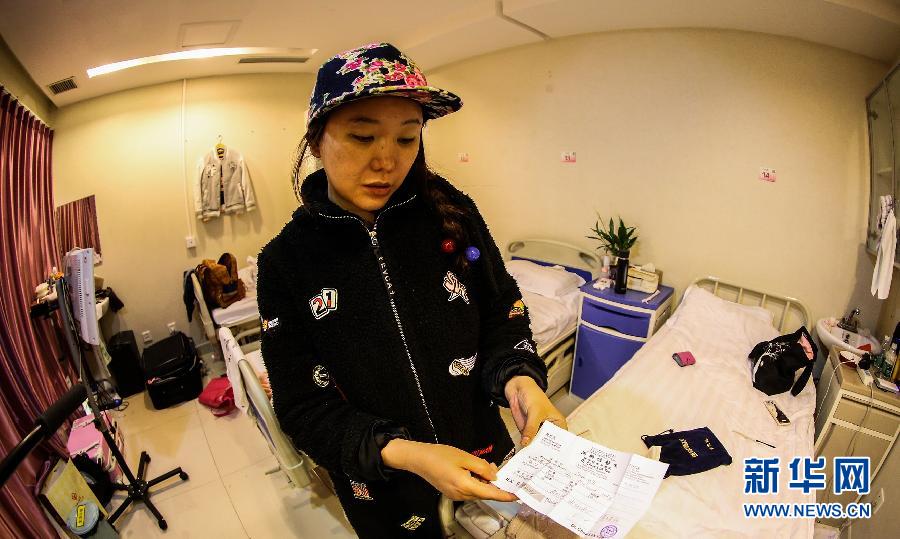 赴韓整形失敗者陳怡麗向記者展示醫(yī)療事故鑒定（4月8日攝）。