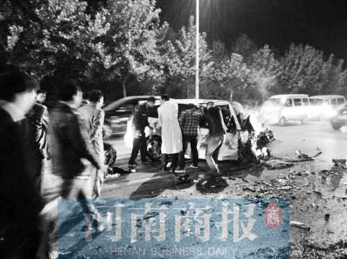 慘劇現(xiàn)場，眾人紛紛上前施救，有人拉住變形的車門，為傷者爭取救援時間