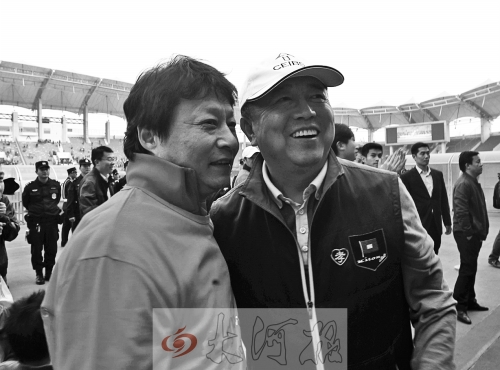 比賽結束后，老胡熱情擁抱老唐。