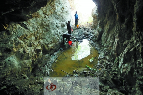 村民說(shuō)以前這里的水很深，現(xiàn)在也就剩這么一點(diǎn)兒了。