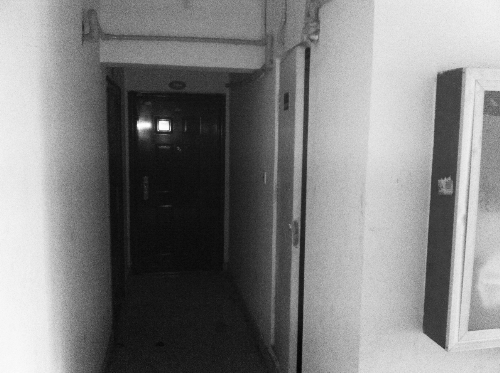 被砸網(wǎng)吧在鄭州安徐莊公館小區(qū)的一棟居民樓里，昨天，網(wǎng)吧已關(guān)門。