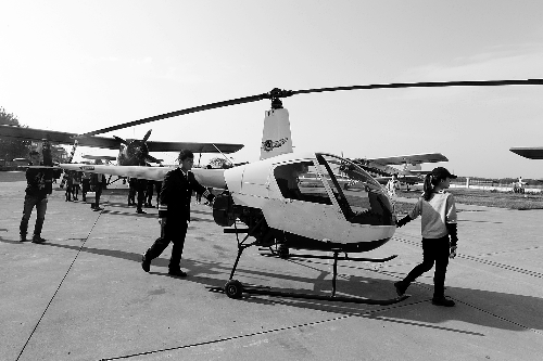 選拔賽現(xiàn)場,選手們正入場表演 記者 鄧萬里/攝 選拔賽現(xiàn)場,選手們正入場表演 記者 鄧萬里/攝