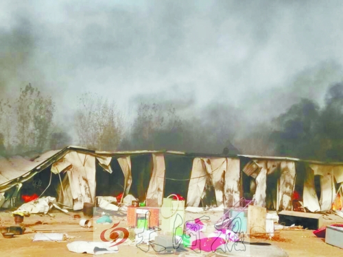 火勢蔓延前村民從屋內(nèi)搬出的冰箱、桌子等物品