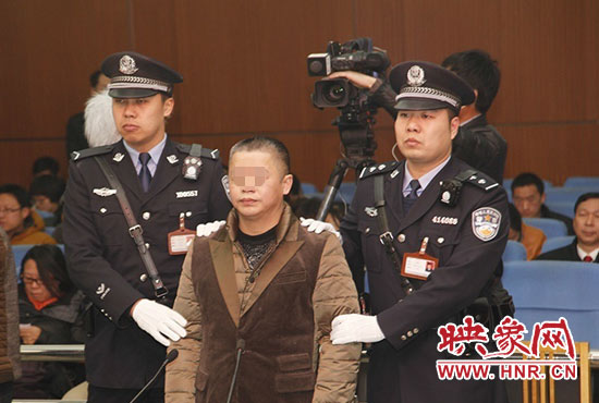 被告人被法警帶上法庭時(shí)，身上沒(méi)有戒具，也沒(méi)有剃光頭。（圖片來(lái)源于微博@豫法陽(yáng)光）