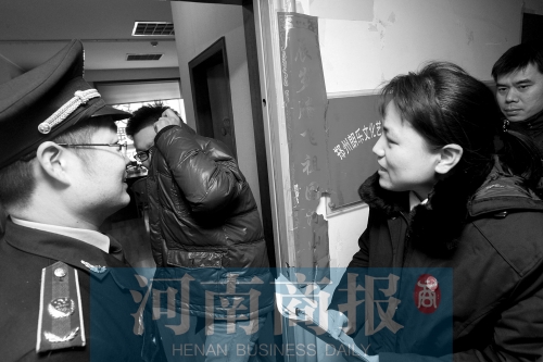 城管巡回法庭法官，到因違反城市管理的受罰當(dāng)事單位送傳票