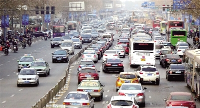昨天下午，擁擠的花園路。 鄭州晚報(bào)記者 馬健 圖