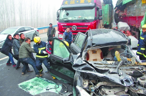 現(xiàn)場(chǎng)慘不忍睹，眾人合力施救。