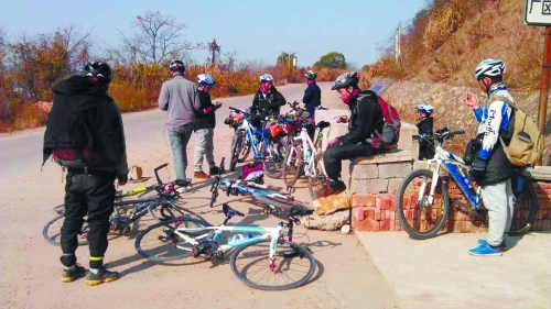 1月21日，他們路過湖南中路鋪鎮(zhèn)，在路邊短暫休息。