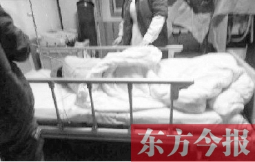 昨日凌晨，鄭州市金水區(qū)總醫(yī)院，鄭州電臺主持人張明救助的輕生女在接受搶救