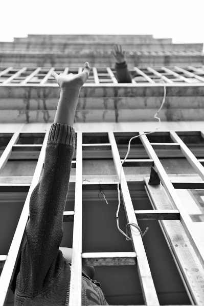 聽到聲音小哥倆就在窗戶邊集合，不聚不散。