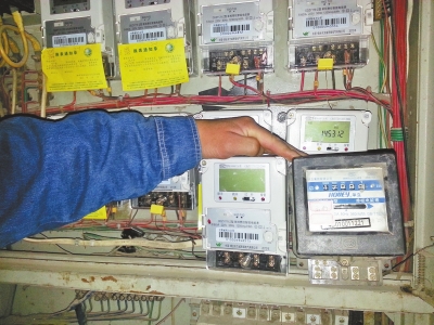 　跟智能電表（左）相比，老式機械電表（右）就像個“老古董”。