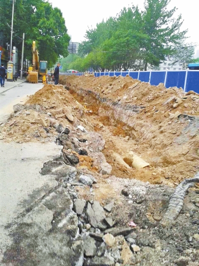 文化路大修改造工程，目前西半幅圍擋已基本鋪設(shè)到位。