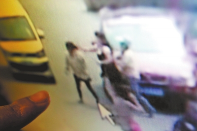 寶馬女因停車(chē)費(fèi)糾紛毆打6旬老人 事后發(fā)毒誓稱(chēng)沒(méi)打人 寶馬女因停車(chē)費(fèi)糾紛毆打6旬老人 事后發(fā)毒誓稱(chēng)沒(méi)打人