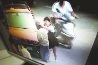 寶馬女因停車(chē)費(fèi)糾紛毆打6旬老人 事后發(fā)毒誓稱(chēng)沒(méi)打人 寶馬女因停車(chē)費(fèi)糾紛毆打6旬老人 事后發(fā)毒誓稱(chēng)沒(méi)打人