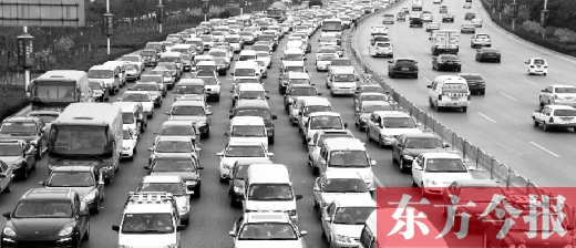 21日，鄭州市中州大道，大量擁堵的汽車將寬寬的道路變成“停車場(chǎng)”