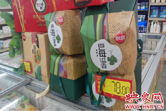 今年商場里的散裝、袋裝粽子多了，盒裝粽子的售價也更加親民。