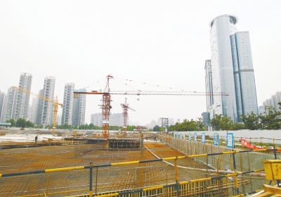 中州大道與金水東路東北角，正在建一座大型停車場。