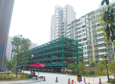 商城路與英協(xié)路交叉口附近的濱河綠苑小區(qū)內(nèi)，剛剛建好一個立體停車場。