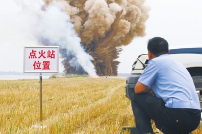 民警點(diǎn)火，引爆爆炸物品。