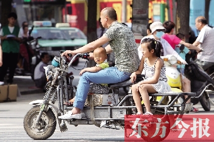 這樣帶著孩子，一個(gè)剎車，孩子就有可能摔下車