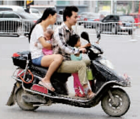 帶著孩子騎電動(dòng)車，安全一定要放在第一位。